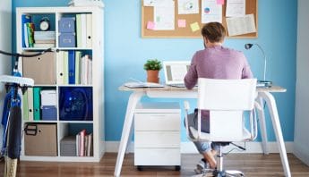 Covek radi na laptopu od kuce