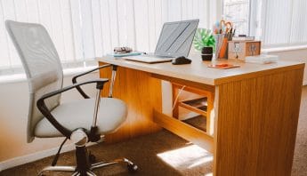 Drveni kancelarijski sto i stolica
