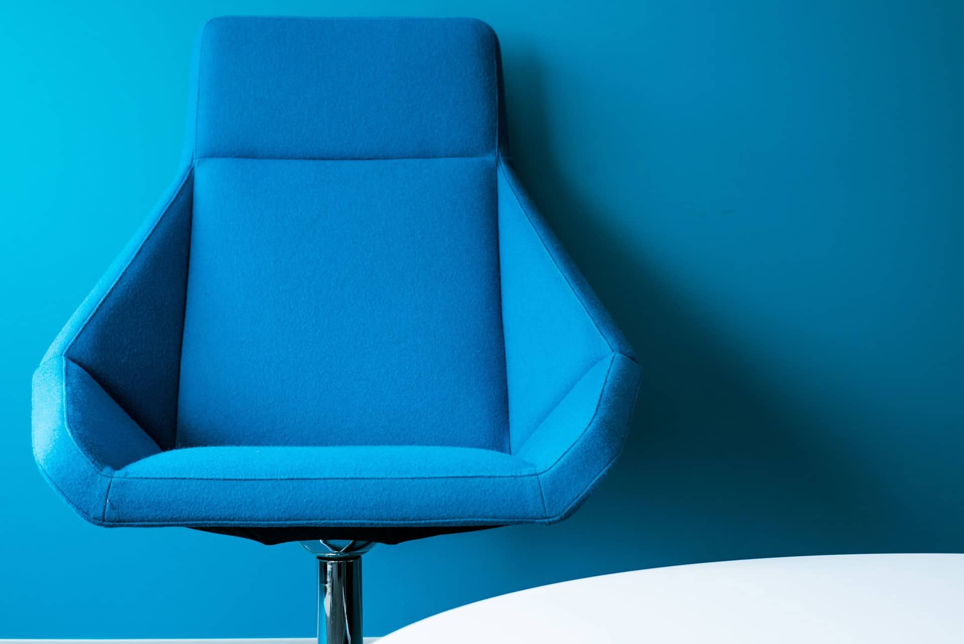 Plava kancelarijska stolica
