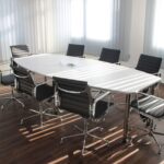 konferencijska sala sa konferencijskim stolom i stolicama