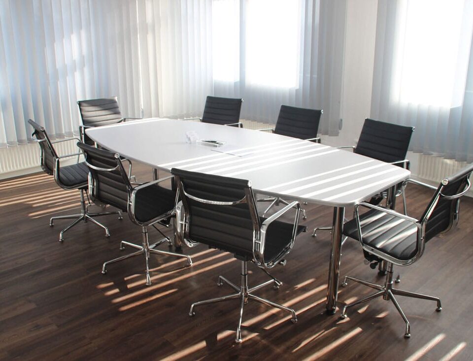 konferencijska sala sa konferencijskim stolom i stolicama